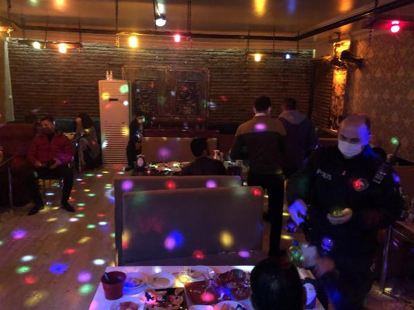 'Çok yüksek riskli' Konya'da yine aynısı oldu! Eğlence mekanındaki 46 kişiye 186 bin lira ceza - Resim: 0