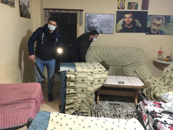 Ankara'da ilişkiye girmek için eve çağırdılar! Yarasa Kızlara baskın - Resim: 0