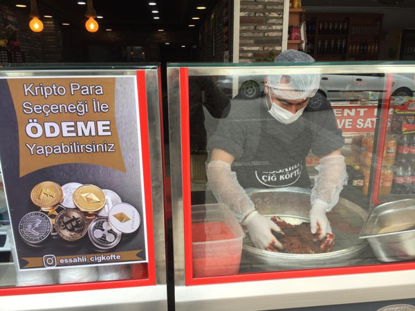 Adana'da böylesi görülmedi! Çiğ köftecideki yazıyı gören şaştı kaldı yoğun ilgi gördü - Resim: 0