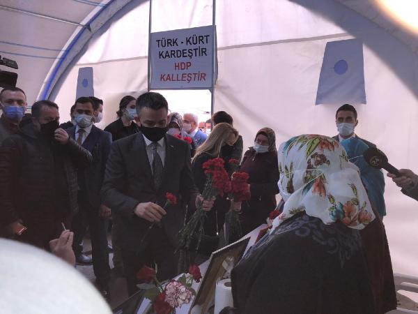 Tarım ve Orman Bakanı Bekir Pakdemirli'den evlat nöbetindeki ailelere ziyaret - Resim: 1