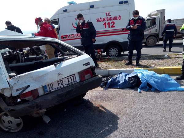 Balıkesir'de can pazarı! 3 araç birbirine girdi ölü ve yaralılar var - Resim: 0