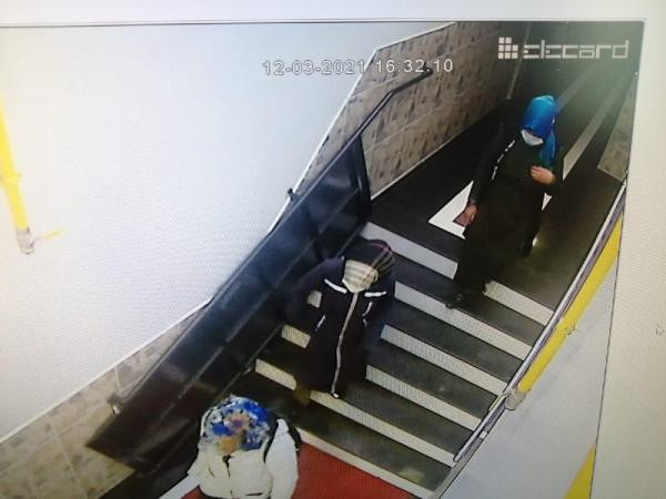 12 evde hırsızlık yapan 5 kadından 1'i balkondan atladı, beli kırıldı - Resim: 1