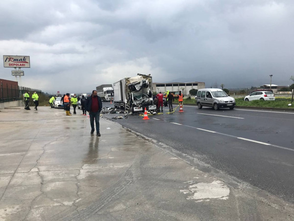 İzmir'de feci kaza! TIR'a arkadan çarptı hurdaya döndü - Resim: 0