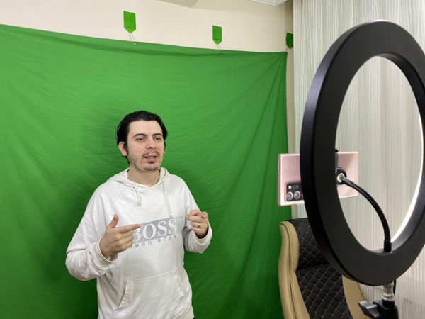 İstanbul'da hastalığına tedavi olsun diye başladı! Milyonlar onu izliyor - Resim: 0