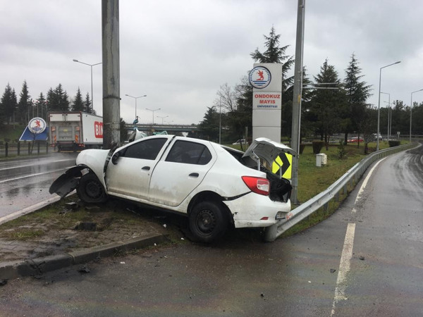 Samsun'da direğe çarpan otomobil hurdaya döndü! Yaralılar var - Resim: 0
