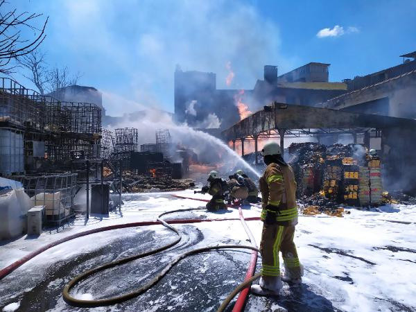 Fatih'te Kaçakçılık Şube Müdürlüğü'ne ait depoda yangın - Resim: 1