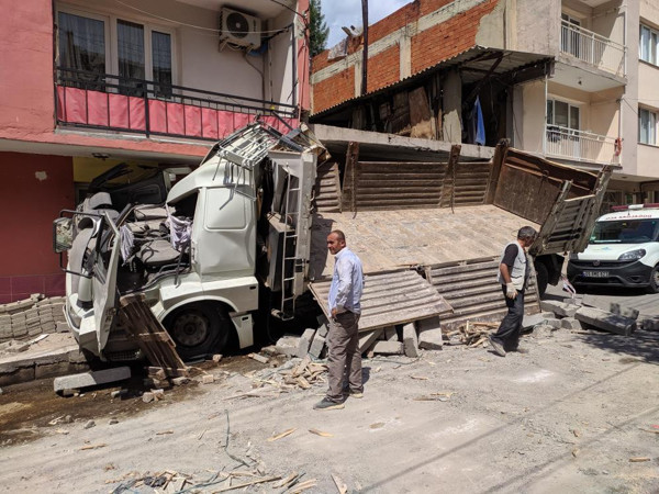 İzmir'de evde otururken neye uğradığını şaşırdı: Büyük bir gürültü geldi - Resim: 0