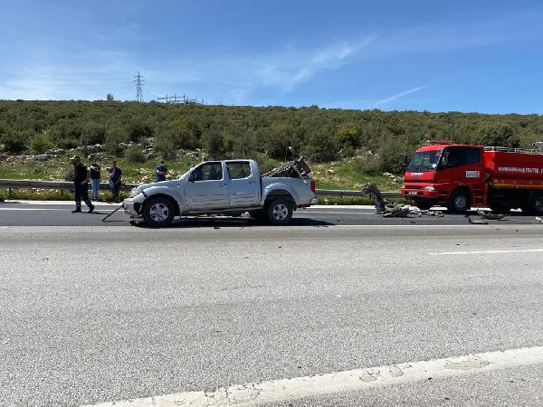Kahramanmaraş'ta kamyonet kamyonun altına girdi hurdaya döndü: Ölü ve yaralılar var - Resim: 0