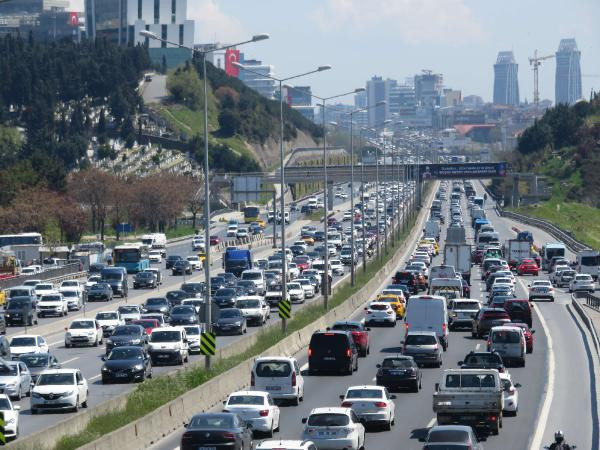 82 saatlik kısıtlama öncesi İstanbul! Trafik yoğunluğu yüzde 69 oldu - Resim: 0