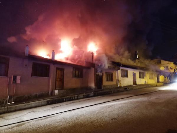 Kastamonu'da yangın faciası! 4 ev kül oldu 2'si kullanılamaz hale geldi - Resim: 0