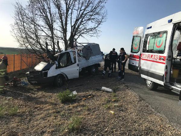 Kırıkkale'de kamyonet kontrolden çıkıp ağaca çarptı! Anneden acı haber geldi - Resim: 0