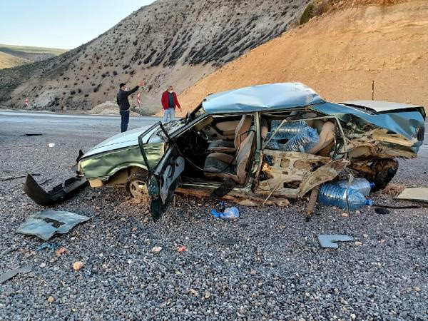 Sivas'ta feci kaza! Otomobiller çarpıştı şarampole uçtu: Yaralılar var - Resim: 0