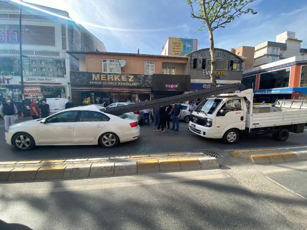 Çekmeköy'de korku dolu anlar! Kamyonetin kasasındaki demirler otomobile saplandı - Resim: 0