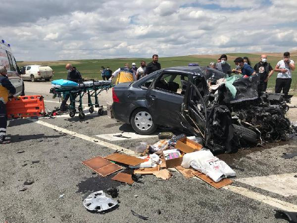 Kırıkkale'de feci kaza! Karşı şeride geçip TIR'a çarptı hurdaya döndü - Resim: 0