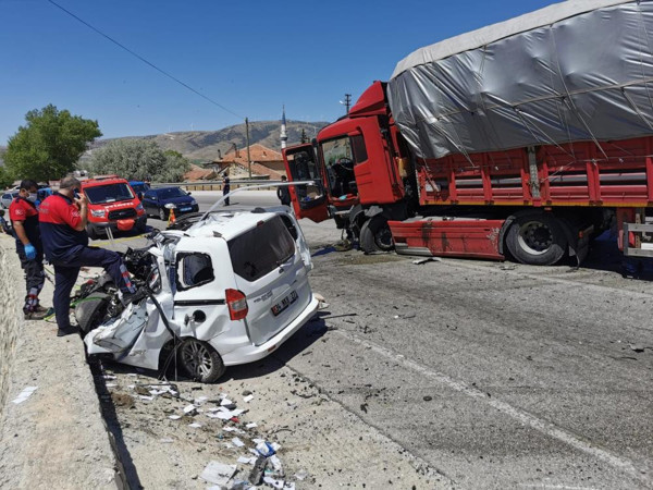 Afyonkarahisar'da araç TIR ile çarpışıp parçalandı! Feci şekilde can verdi - Resim: 0