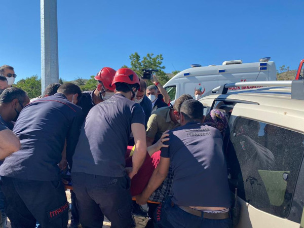 Elazığ'da iki araç birbirine girdi 8 yaralı var! Milletvekili yardıma koştu - Resim: 0