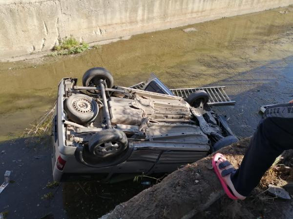 Kartal'da feci kaza! Dereye uçan araçtan burnu bile kanamadan çıktı - Resim: 0