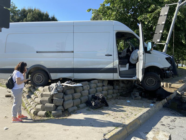 İstanbul'da akıllara durgunluk veren kaza! Lambayı, kaldırımı söktü - Resim: 0