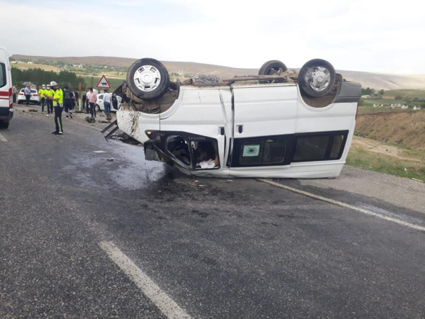 Van'da feci kaza! Minibüs ve otomobil kafa kafaya çarpıştı - Resim: 1