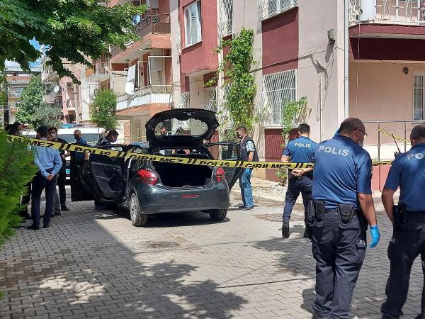 İzmir'de şüpheli olay! Park halindeki araçta dehşet: Kanlar içinde yere yığıldı - Resim: 0