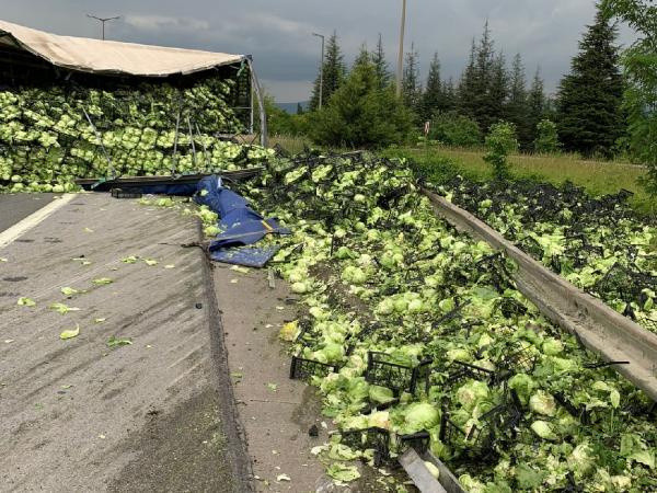 Sakarya'da feci kaza! Tonlarcası yola saçıldı: Uzun araç kuyrukları oluştu - Resim: 0