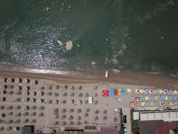 Darıca'da müsilaja rağmen denize girdiler! Elleriyle ittiler - Resim: 0