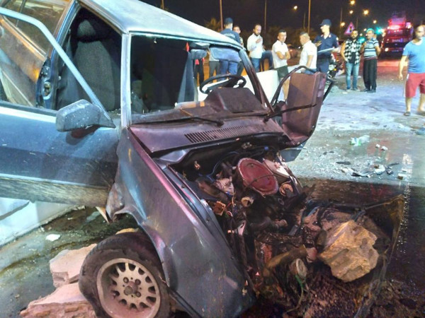 Antalya'da feci kaza! Akaryakıt istasyonuna dalıp otobüse çarptı: Hurdaya döndü - Resim: 1