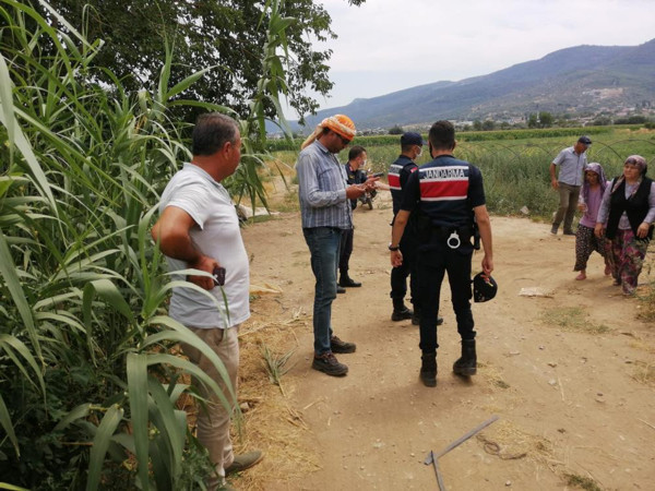 İzmir'de sır ölüm! Tarlada o halde görenler şok oldu: Sinir krizi geçirdiler - Resim: 0