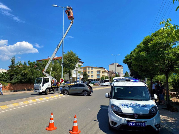 Kocaeli'de ayağını gazdan çekemeyince olanlar oldu! Ortalığı birbirine kattı - Resim: 1