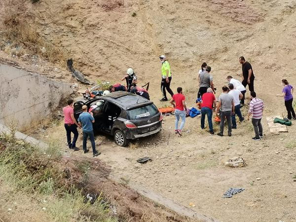 Ankara'da otomobil şarampole yuvarlandı: 5 yaralı - Resim: 0