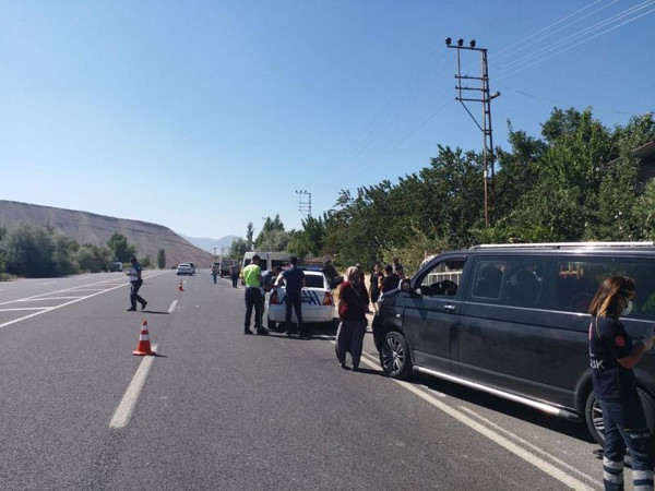 Malatya'da feci kaza! İki araç çarpıştı: Çok sayıda yaralı var - Resim: 0