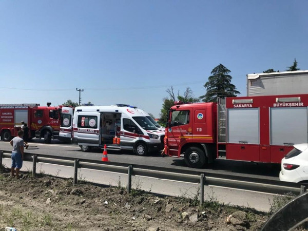 Sakarya'da dehşete düşüren kaza! Otomobil TIR'a ok gibi saplandı - Resim: 1