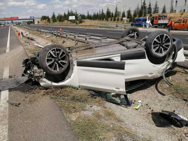 Ankara'da araç takla atıp bariyerlere çarptı! Hurdaya döndü: Yaralılar var - Resim: 1
