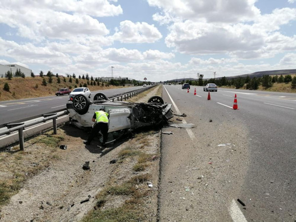 Ankara'da araç takla atıp bariyerlere çarptı! Hurdaya döndü: Yaralılar var - Resim: 0