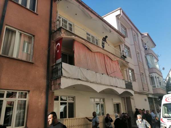 Aksaray'da sadece hava almak istemişti! Her şey bir anda oldu: Yere çakıldı - Resim: 1