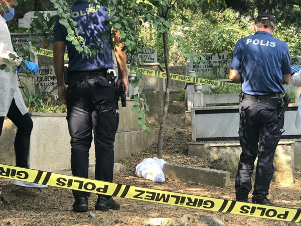 İstanbul'da mezarlıkta çarşafa sarılı halde görenler şok oldu! Ekipler harekete geçti - Resim: 0