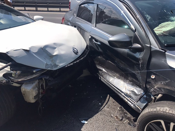 İstanbul'da zincirleme kaza trafiği kilitledi: Sürüklenerek buraya kadar geldim - Resim: 0