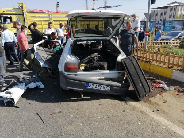 Diyarbakır'da feci kazada can pazarı! Midibüs otomobil çarpıştı! - Resim: 0