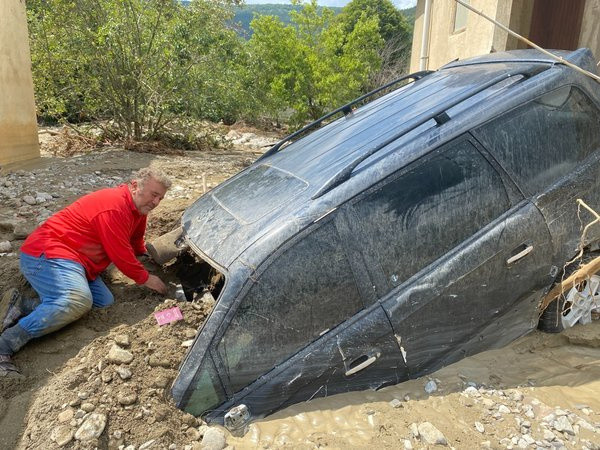 Selde çatıda ölüm kalım savaşı verdiler: Cesetlerimiz birlikte bulunsun halatları belimize bağladık - Resim: 0