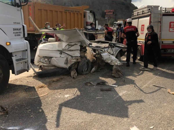 Bilecik'te feci kazada can pazarı! TIR çarpınca araç hurdaya döndü - Resim: 0