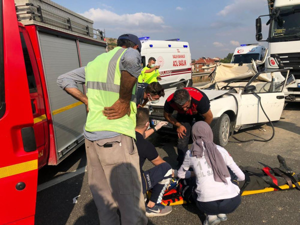 Bilecik'te feci kazada can pazarı! TIR çarpınca araç hurdaya döndü - Resim: 1