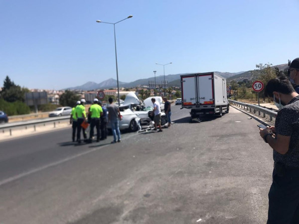 İzmir'de kamyonete arkadan çarptı! Feci kazada can pazarı - Resim: 0