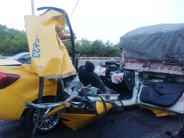 İzmir'de korkunç kaza! Taksi TIR'a ok gibi saplandı: Ölü ve yaralılar var - Resim: 1
