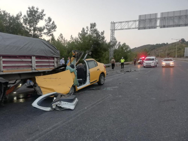 İzmir'de korkunç kaza! Taksi TIR'a ok gibi saplandı: Ölü ve yaralılar var - Resim: 0