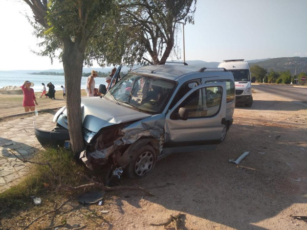 Balıkesir'de iki otomobil kafa kafaya çarpıştı: Çok sayıda yaralı var - Resim: 0