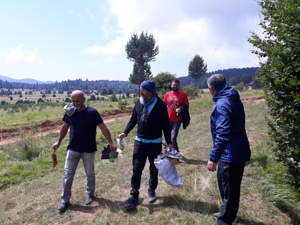 Sakarya'da yayladaki pankartı görenler şaştı kaldı - Resim: 0