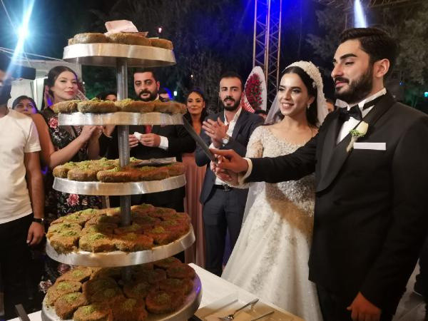 Diyarbakır'da düğün pastası yerine bakın ne kestiler: Bir ilk olsun istedik - Resim: 0