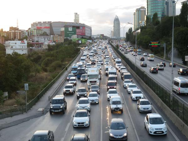 İstanbul'da haftanın ilk iş gününde trafik kilitlendi - Resim: 0