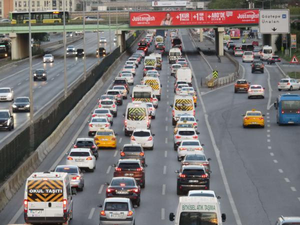 İstanbul'da haftanın ilk iş gününde trafik kilitlendi - Resim: 1