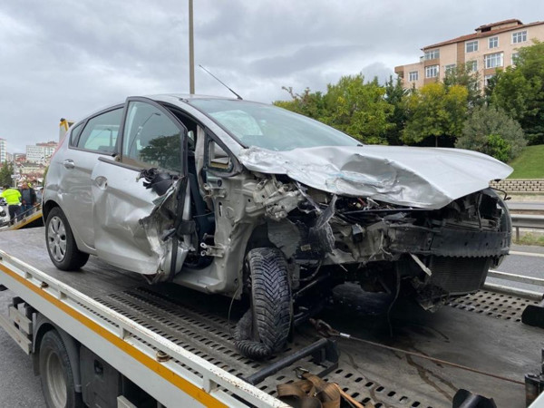 İstanbul'da feci kaza! Direksiyon hakimiyeti kaybetti: Yaralılar var - Resim: 0